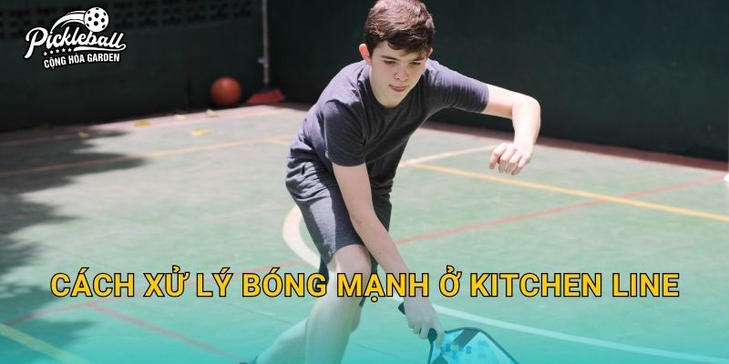 Cách xử lý bóng mạnh ở kitchen line: Block, reset và giữ nhịp an toàn