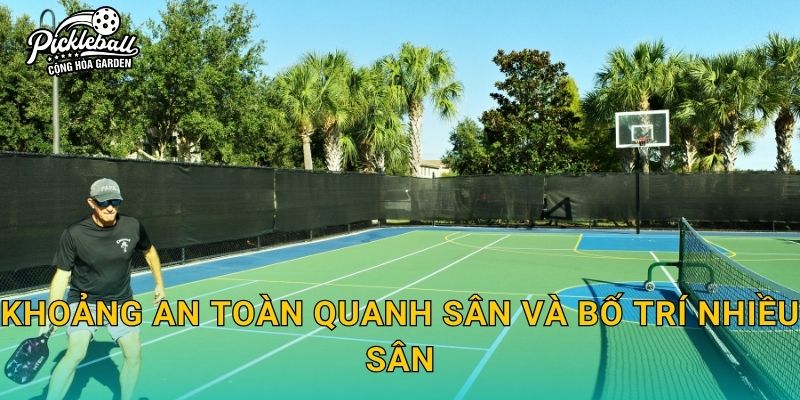 Khoảng an toàn quanh sân và bố trí nhiều sân