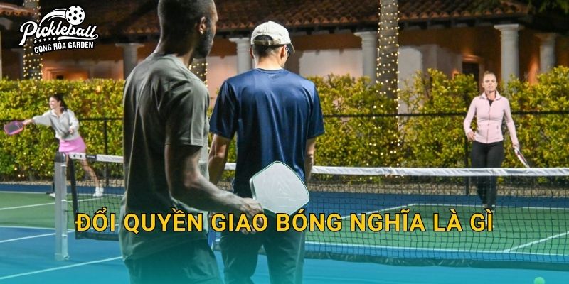 Đổi quyền giao bóng nghĩa là gì